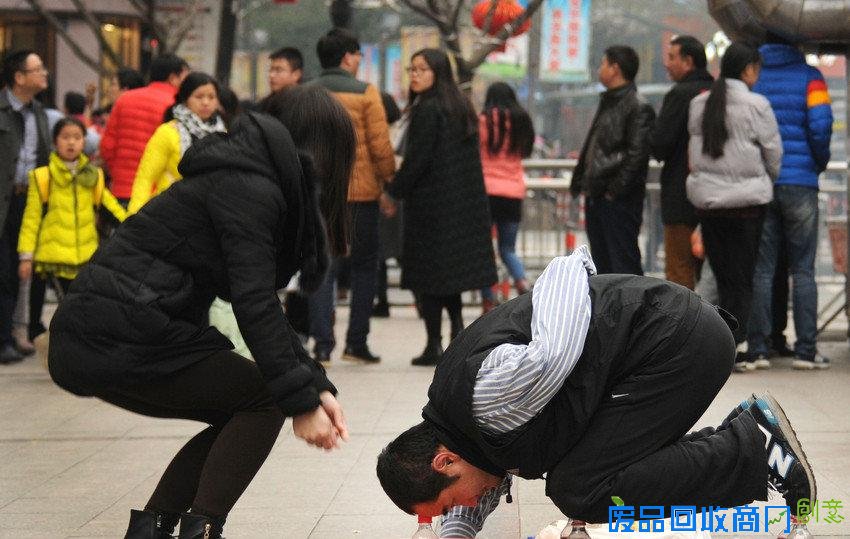 男子跪饮料瓶乞讨