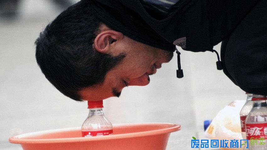 男子跪饮料瓶乞讨