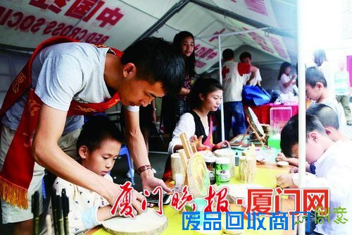 快来看看小朋友做的工艺品 海沧乐善集市在阿罗海城市广场举办