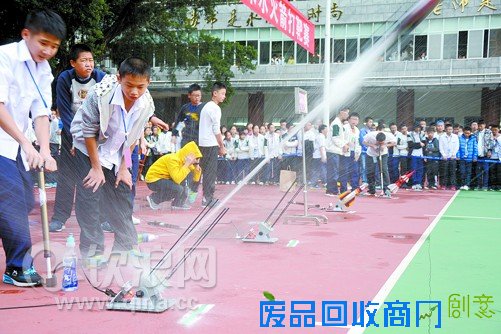 学生用饮料瓶制作“火箭”射程超50米