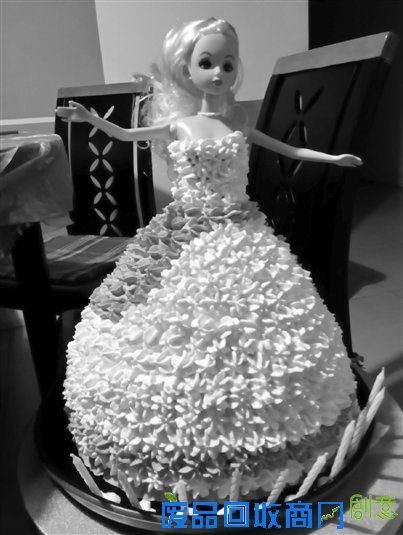 宝贝女儿过生日 ＂有爱＂老爸DIY一个芭比娃娃蛋糕