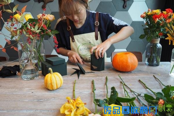 这里有一个万圣节DIY妙方~