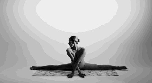 美女靠自拍裸体做瑜伽图片吸引40万粉丝(图)