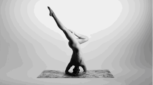 美女靠自拍裸体做瑜伽图片吸引40万粉丝(图)