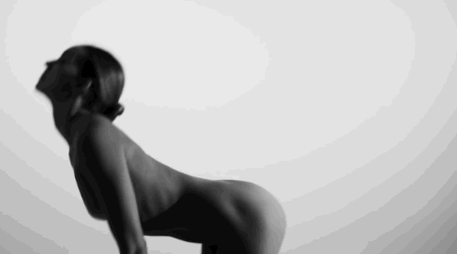 美女靠自拍裸体做瑜伽图片吸引40万粉丝(图)