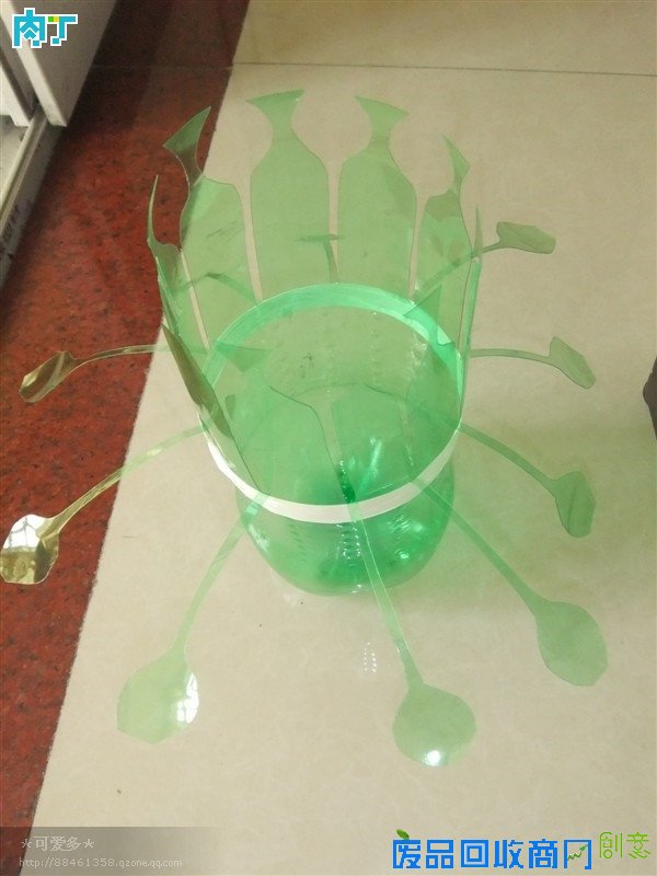 雪碧瓶、饮料瓶废物利用图片 大号塑料瓶水培花篮教程╭★肉丁网