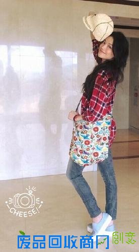 舒淇背徐静蕾手工制作布艺包晒自拍 网友:买家秀