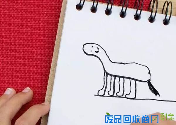 老爹把6岁儿子的涂鸦P进现实，画风炸裂到不忍直笑！