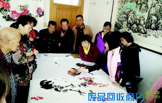 67岁于秀珍热爱花鸟画 手把手教老人绘画(图)