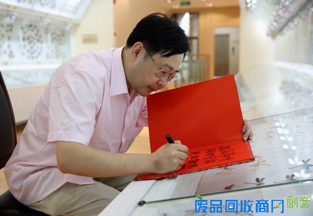 《CRI会客厅》中国民间博物馆馆长系列访谈：探秘草叶间的宇宙 发现微观世界