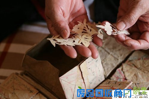 甘肃静宁惊现60年前羊皮纸“绣花夹”
