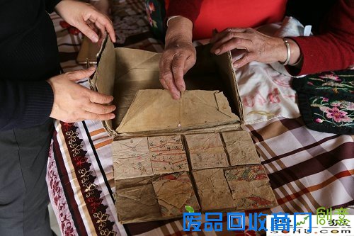 甘肃静宁惊现60年前羊皮纸“绣花夹”