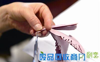 剪纸、烙画、茶艺、插花、烘焙…… “老爸老妈博物大学”课程越来越丰富