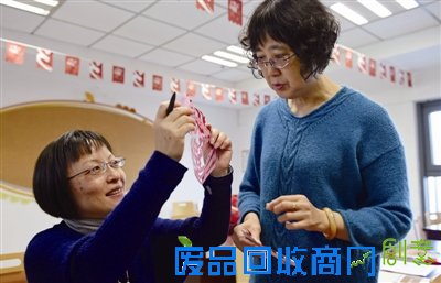 剪纸、烙画、茶艺、插花、烘焙…… “老爸老妈博物大学”课程越来越丰富