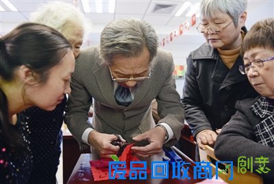 剪纸、烙画、茶艺、插花、烘焙…… “老爸老妈博物大学”课程越来越丰富