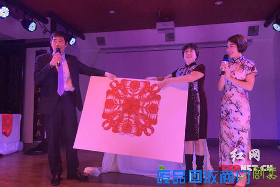 梅山剪纸作品《鸟语花香》展示。