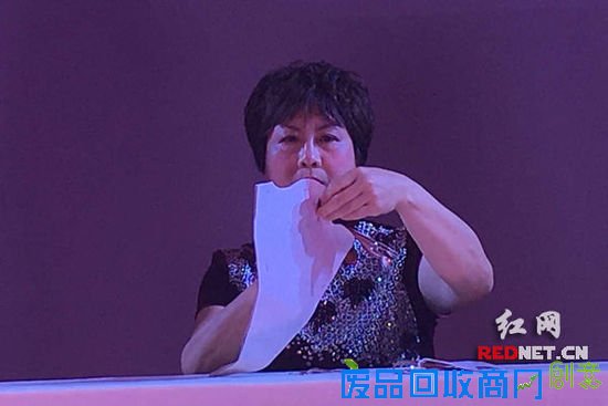 向亮晶现场剪纸。