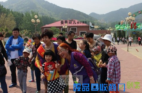 烟台道德模范扮商贩义卖，为啥