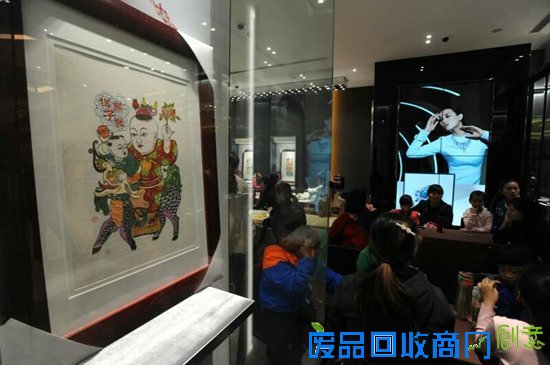 非遗套色剪纸亮相青岛 市民竞相体验(图)