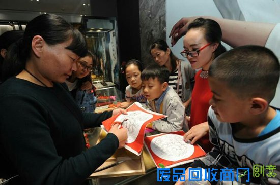 非遗套色剪纸亮相青岛 市民竞相体验(图)