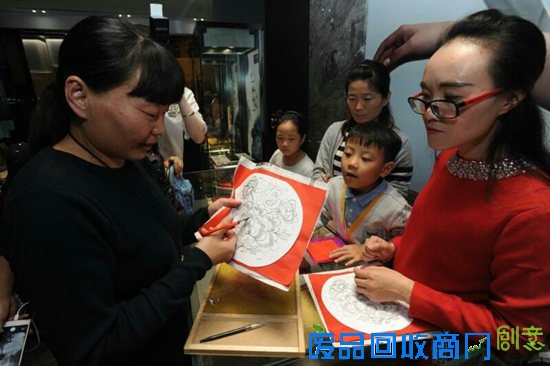 非遗套色剪纸亮相青岛 市民竞相体验(图)