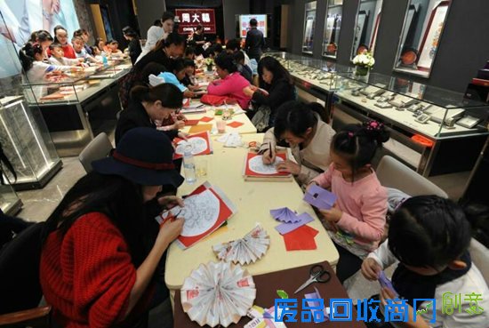 非遗套色剪纸亮相青岛 市民竞相体验(图)