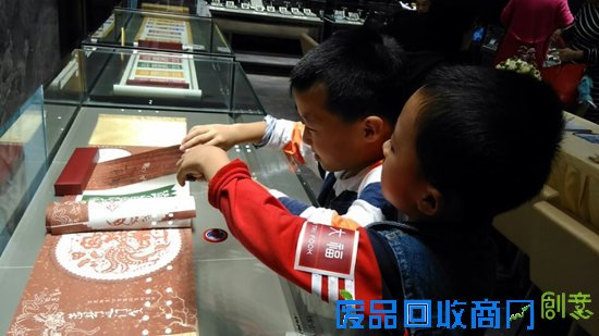 非遗套色剪纸亮相青岛 市民竞相体验(图)