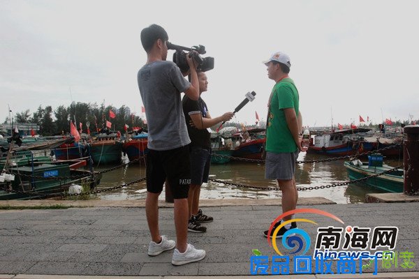 网媒记者走进琼海潭门镇 精巧工艺品吸引眼球