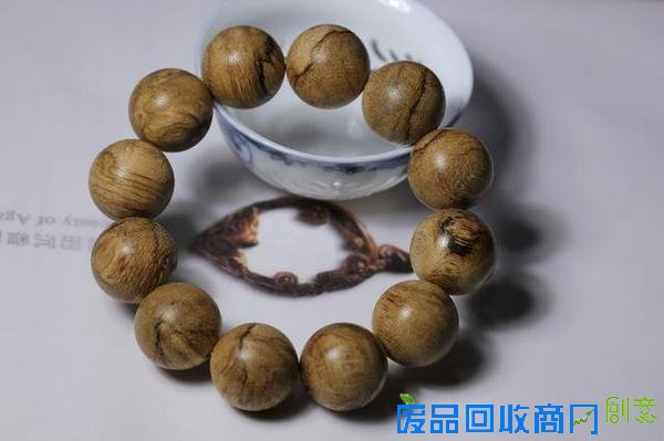 市场上为什么有那么多的沉香手珠和工艺品？