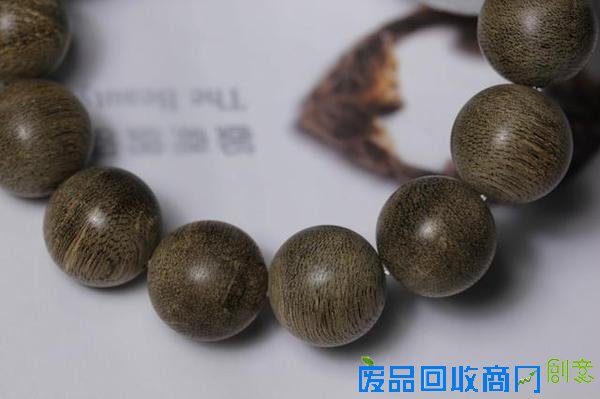 市场上为什么有那么多的沉香手珠和工艺品？