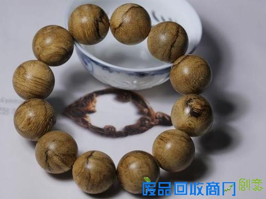 市场上为什么有那么多的沉香手珠和工艺品？