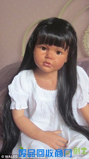 艺术家制作超逼真人偶 可爱还是诡异?