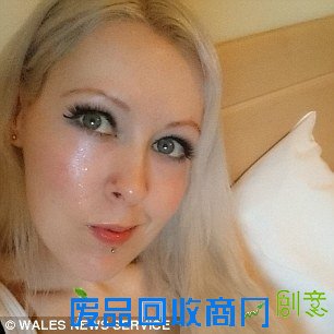 艺术家制作超逼真人偶 可爱还是诡异？