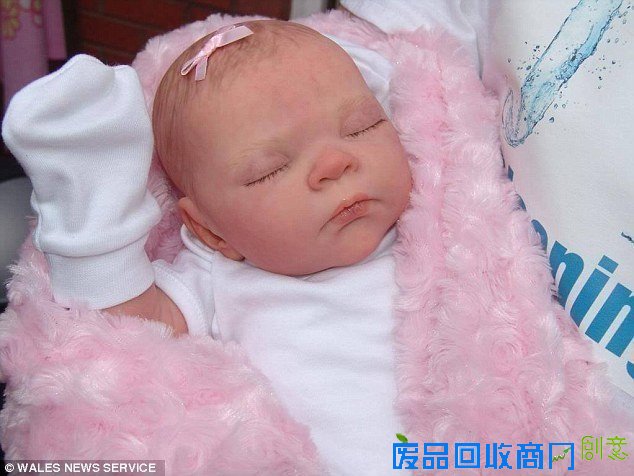 艺术家制作超逼真人偶 可爱还是诡异?