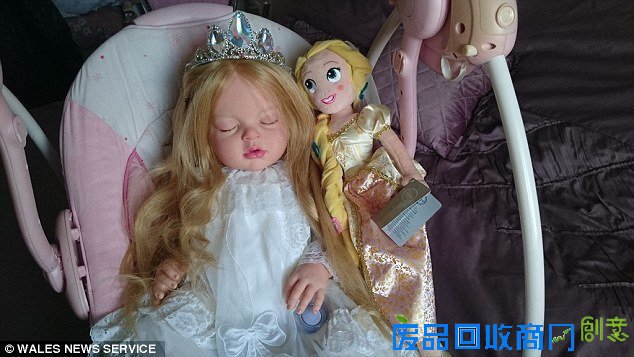 艺术家制作超逼真人偶 可爱还是诡异?