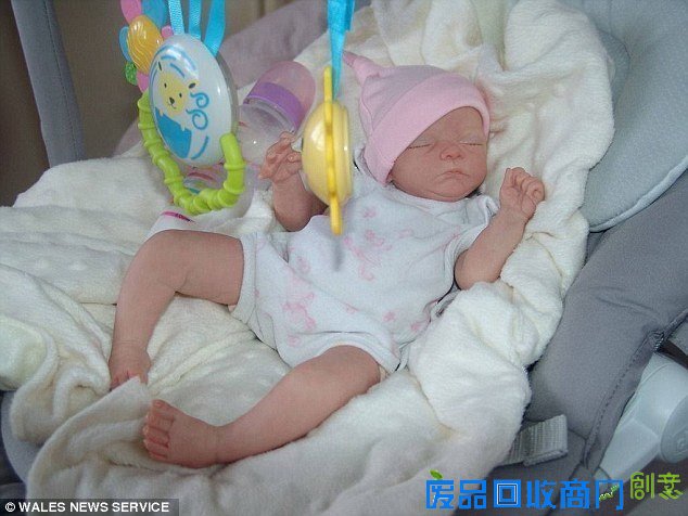 艺术家制作超逼真人偶 可爱还是诡异?