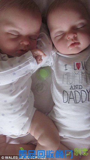 艺术家制作超逼真人偶 可爱还是诡异?