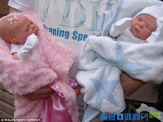 艺术家制作超逼真人偶 可爱还是诡异?