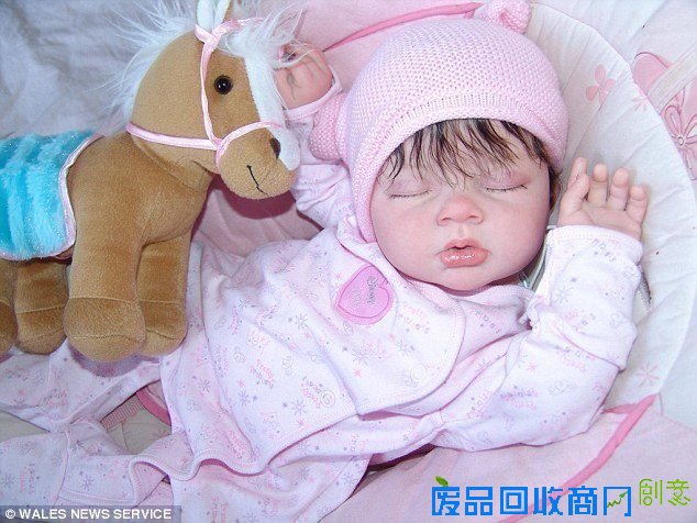 艺术家制作超逼真人偶 可爱还是诡异？