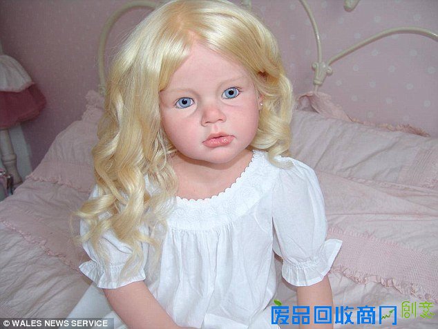 艺术家制作超逼真人偶 可爱还是诡异?