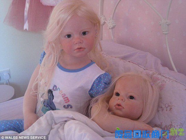 艺术家制作超逼真人偶 可爱还是诡异?