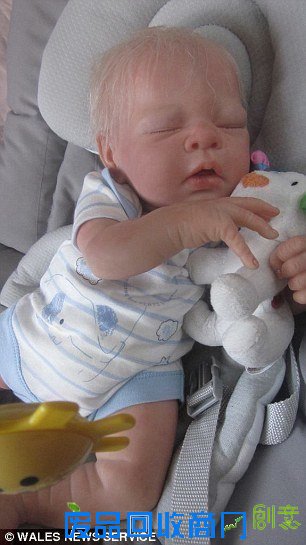 艺术家制作超逼真人偶 可爱还是诡异?