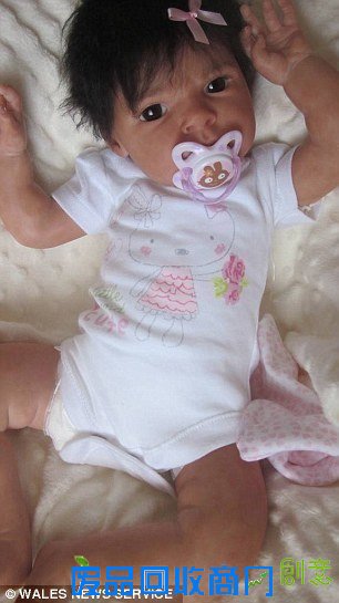 艺术家制作超逼真人偶 可爱还是诡异?