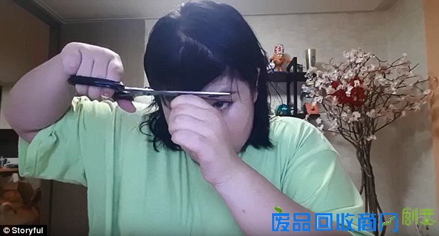 模仿需谨慎！女子DIY剪发结局超“悲催”