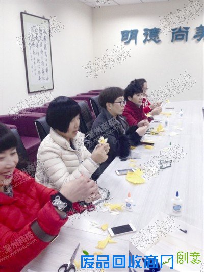 “花儿叶子一片一片地成形,从无到有,今晚花了两个多小时做的纸艺花,真的很有成就感。”周五晚,一场纸艺花学习的公益活动准时进行,当最后作品装裱的时候现场的学员纷纷拍照。“没想到经过老师的指点,可以做出这么逼真的洋水仙。”