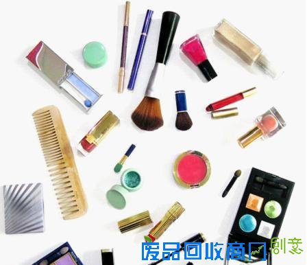 [视频]过期口红大妙用 千万别用不完就扔一边