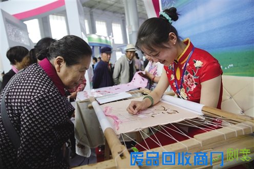 青海刺绣青洽会上抓眼球