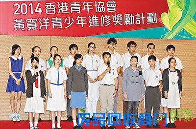 港男生家贫自制“纸书桌”点蜡烛苦读获嘉许