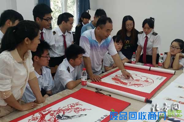 河东2015非遗进校园:郝记剪刻纸花走进民航大学
