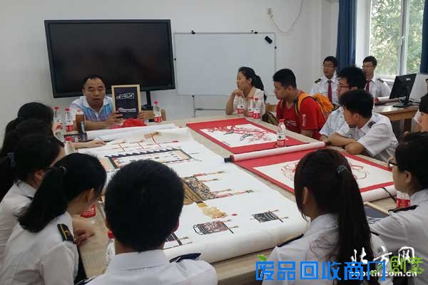河东2015非遗进校园:郝记剪刻纸花走进民航大学
